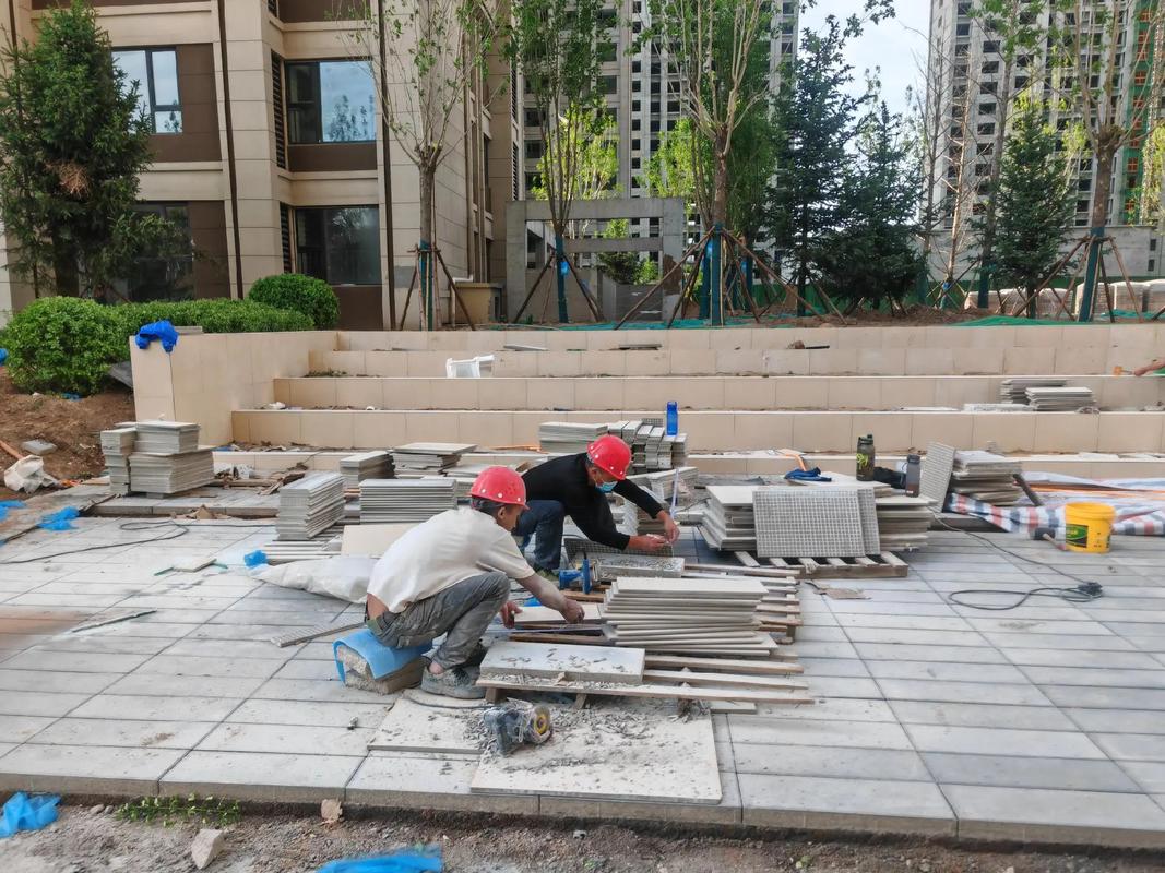 天潤一期園林綠化工程啟動，樹木入場與鋪磚同步推進